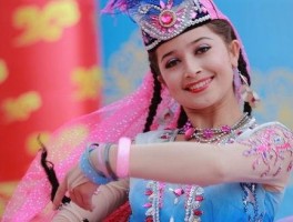 赞美新疆姑娘的词句 描写新疆女孩外貌的句子都有哪些