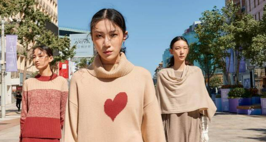 红色羊绒演绎新中式优雅| 2022北京时装周