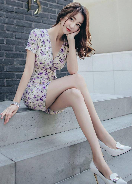 紫色妖媚魅惑，优雅气质，出众修身收腰印花裙。