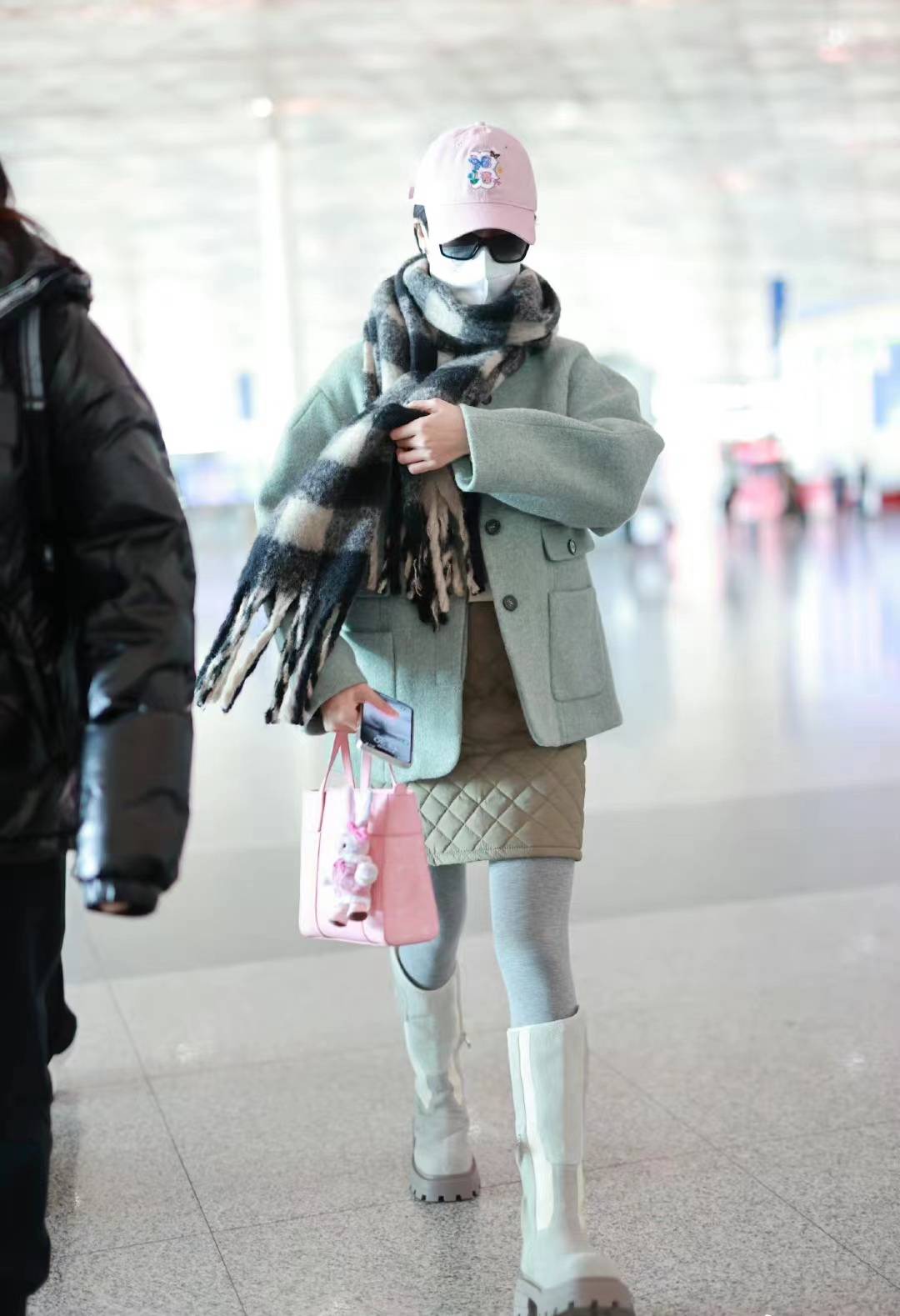 郁可唯穿小香风外套搭配菱格裙和灰色打底裤去机场保暖。