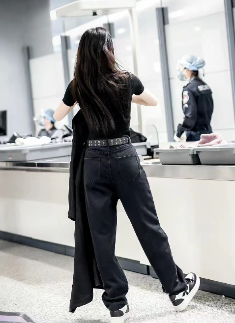 露露穿毛呢外套搭配直筒牛仔裤去机场，AllBlack干练时尚